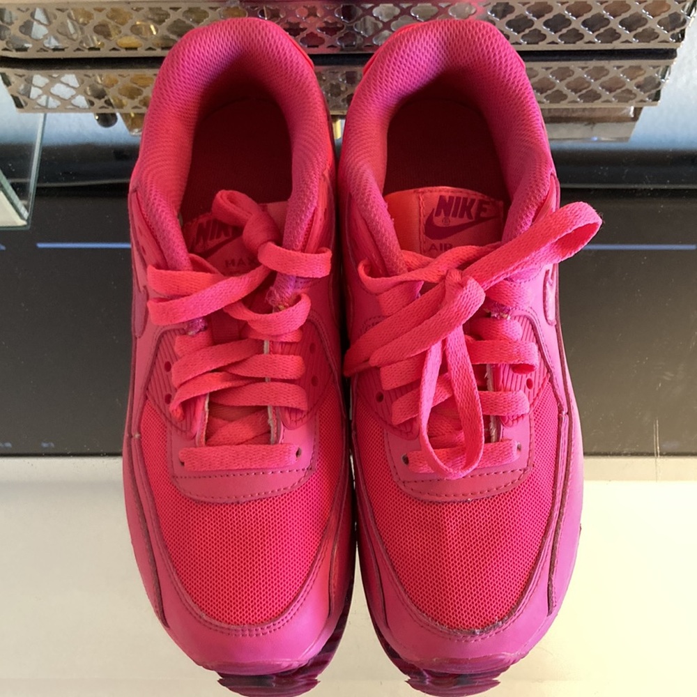 Nike Air Max hot pink. Size 6.5Y. Fits like a 6 womens - Picture 2 of 5